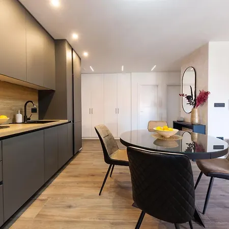 Orange Apartment&spa Okrug Gornji Apartman *